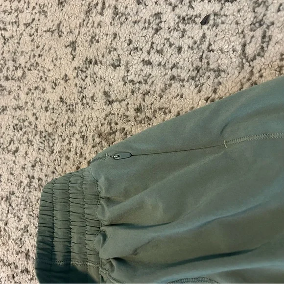 Lululemon Rosemary Green LII Hotty Hot 4” Lined Athletic Shorts Size 8 - Picture 3 of 7